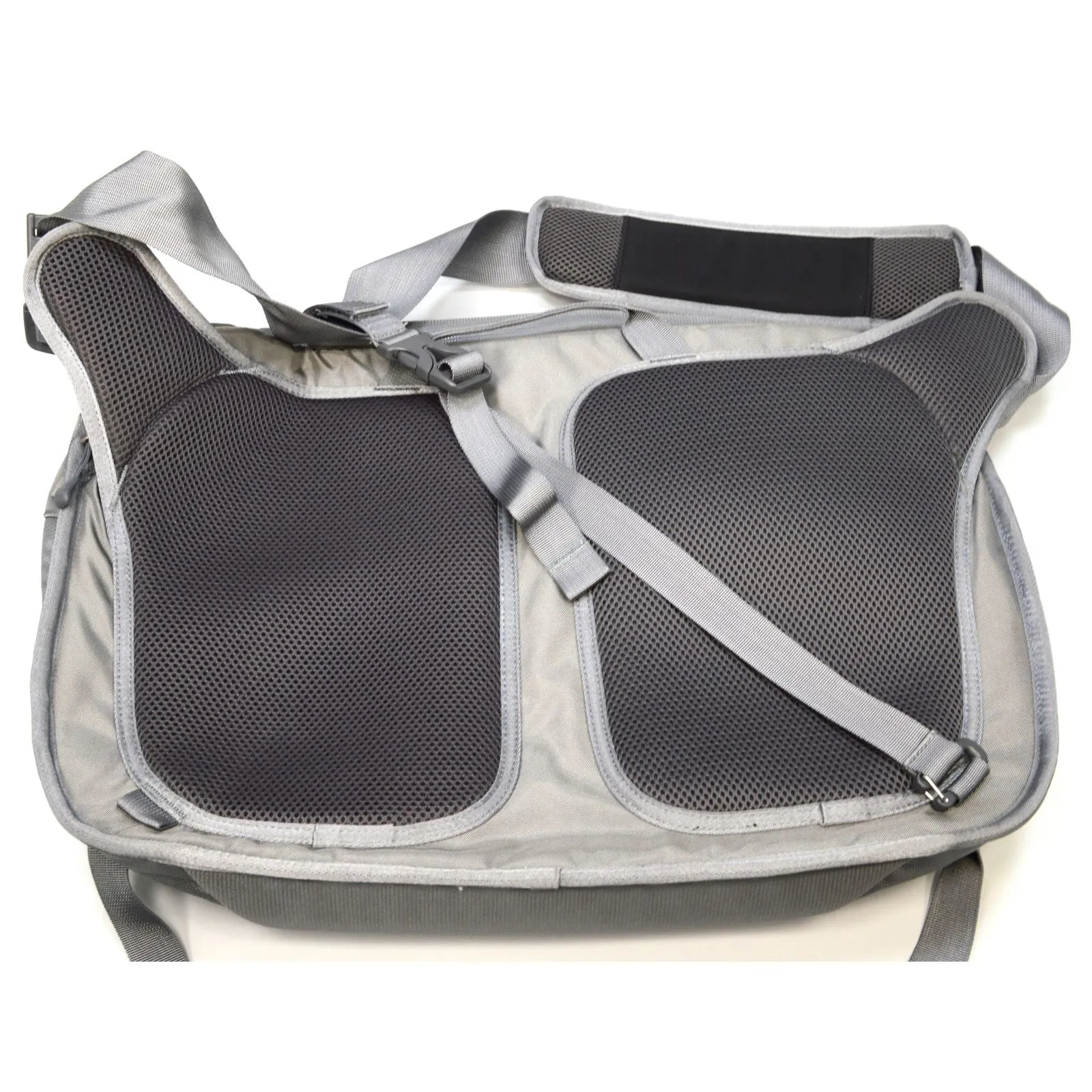 Brand New HAGLOFS NODE MESSENGER 17" SHOULDER BAG No. 338727 Color: GRANITE/Gray